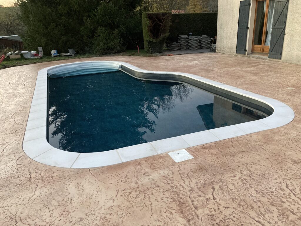 construction-beton-imprime - tour de piscine et terrasse en béton imprimé