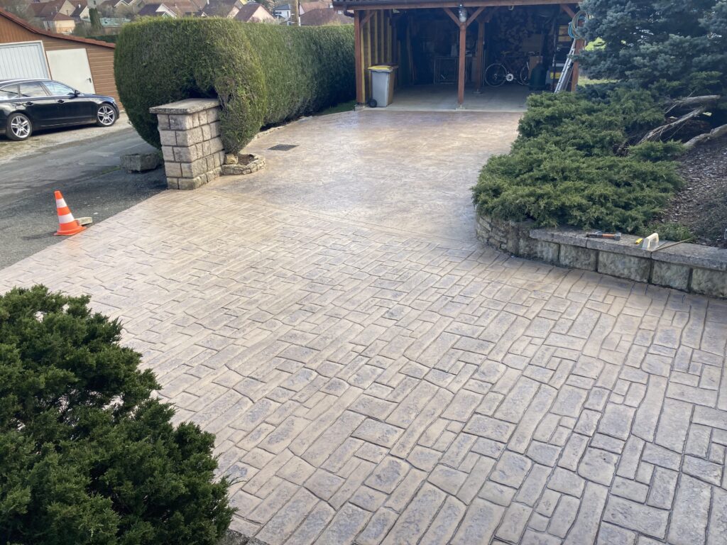 construction-beton-imprime - allée de garage en béton imprimé