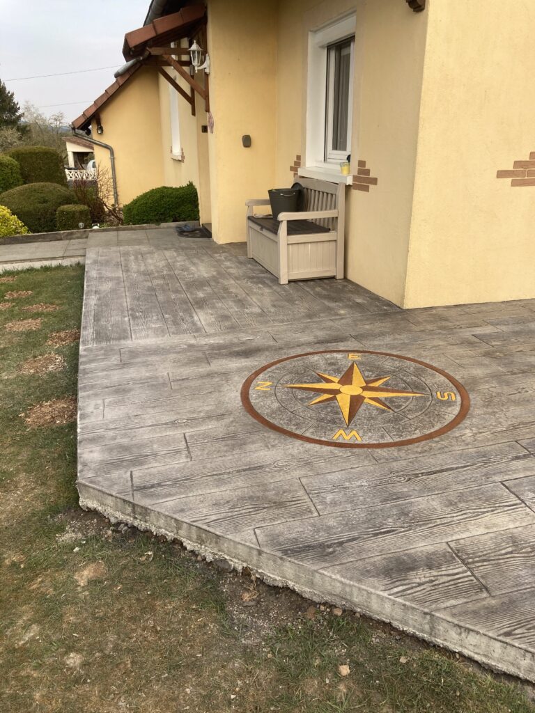construction-beton-imprime - terrasse en béton imprimé et décoratif avec rosace