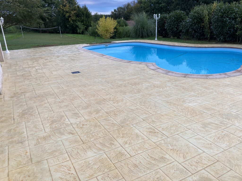 construction-beton-imprime - tour de piscine et terrasse en béton imprimé