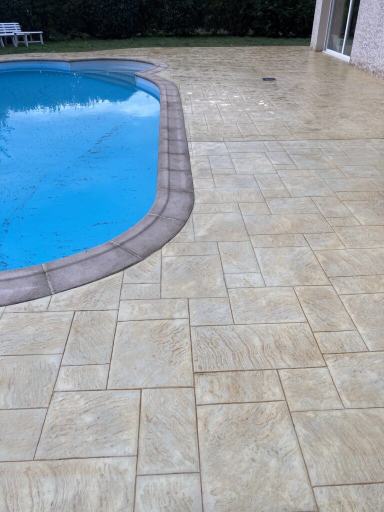 construction-beton-imprime - tour de piscine et terrasse en béton imprimé