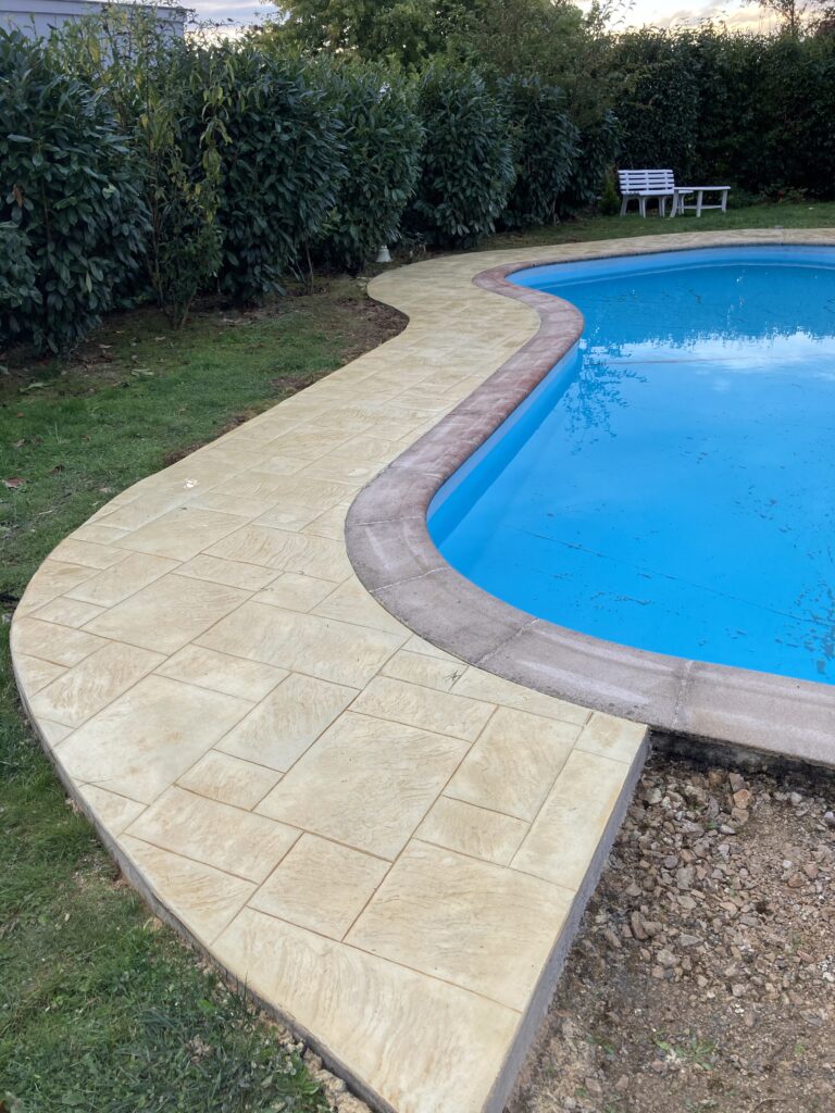 construction-beton-imprime - tour de piscine en béton imprimé
