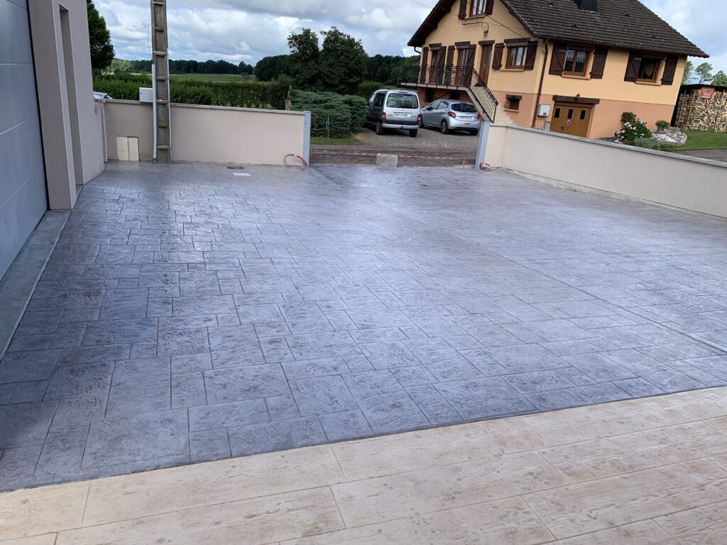 construction-beton-imprime - allée de garage en béton imprimé