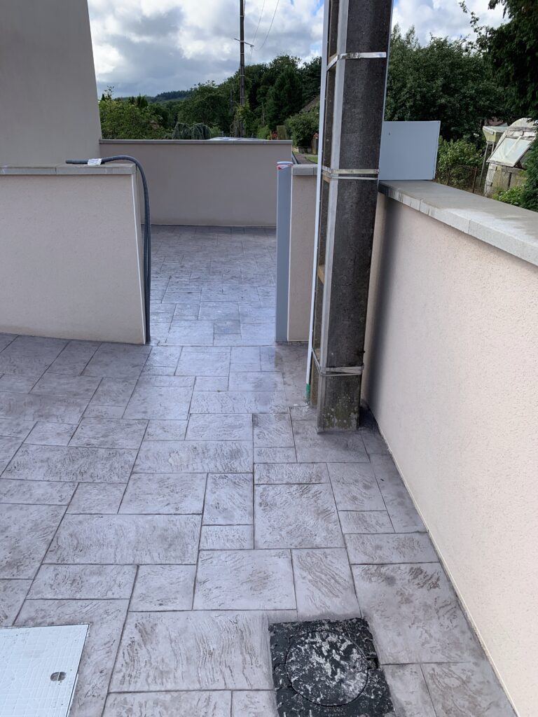 construction-beton-imprime - entrée de maison et terrasse en béton imprimé