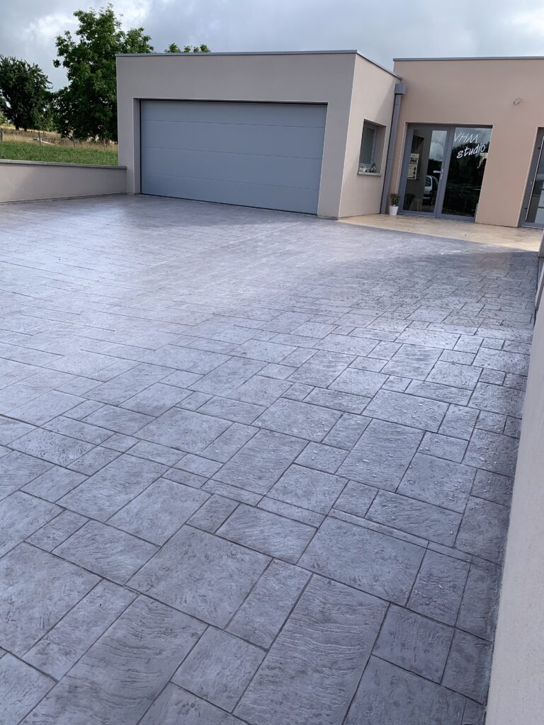 construction-beton-imprime - allée de garage en béton imprimé