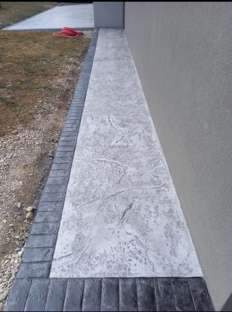construction-beton-imprime - allée de jardin en béton imprimé