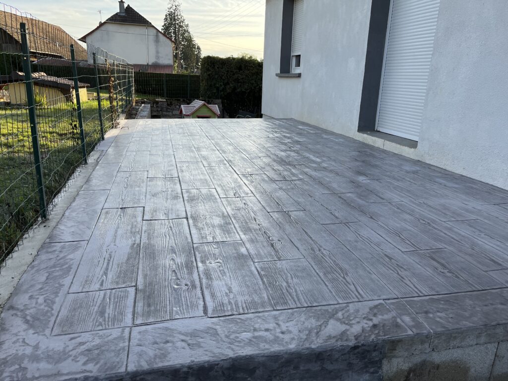 construction-beton-imprime - terrasse en béton imprimé