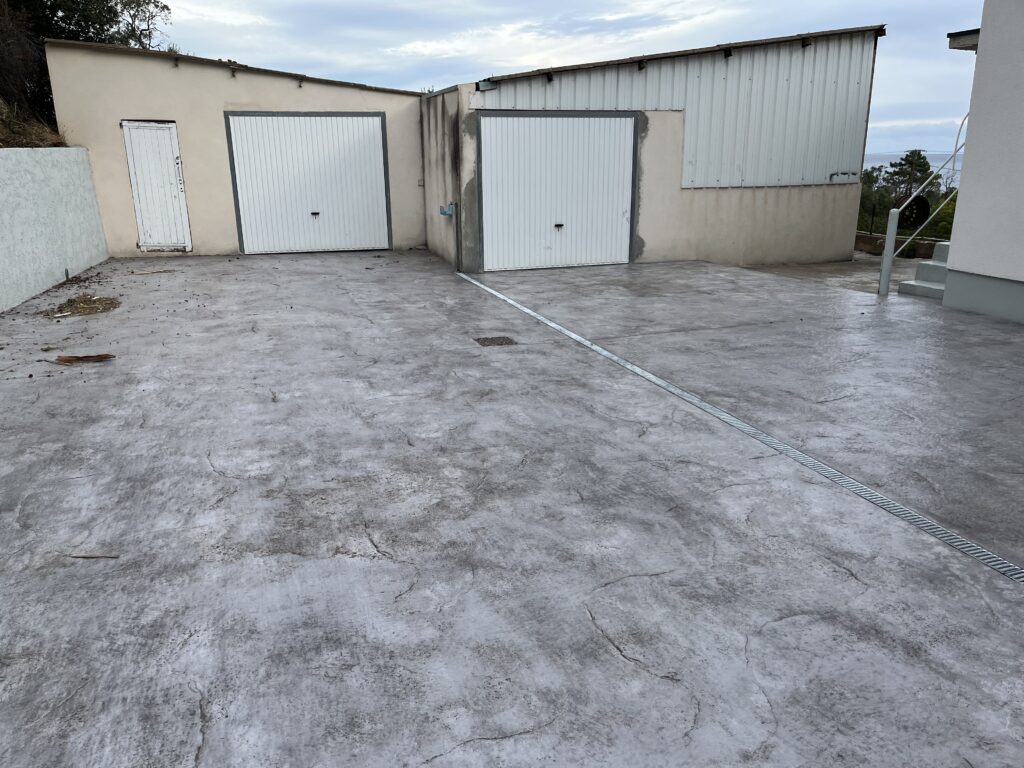 construction-beton-imprime - allée de garage en béton imprimé