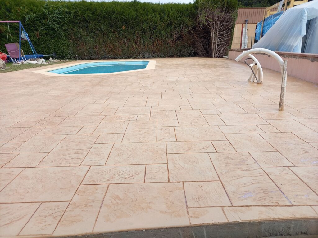 construction-beton-imprime - béton imprimé autour d'une piscine